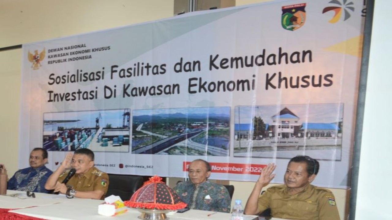 Wali Kota Palu Hadianto Rasyid (kedua kiri) saat menghadiri sosialisasi fasilitas dan kemudahan investasi di KEK yang diinisiasi Badan Administrator KEK Palu di Palu, Sulteng, Selasa (22/11/2022). ANTARA/HO-Humas Pemkot Palu