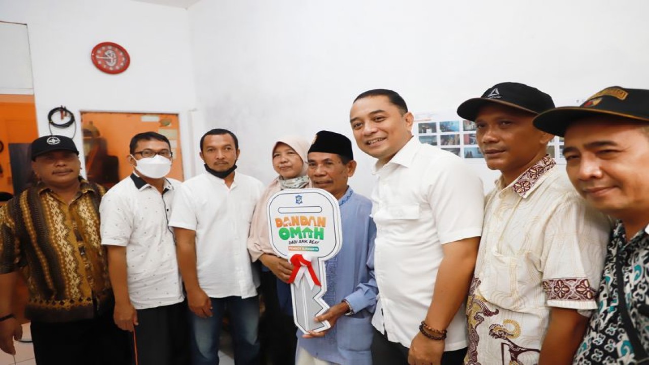 Wali Kota Surabaya Eri Cahyadi saat menyerahkan delapan kunci rumah hasil dari program "Dandan Omah" atau perbaikan Rutilahu kepada warga di Wilayah Kecamatan Tandes, Kota Surabaya pada Sabtu (19/11/2022). (ANTARA/HO-Diskominfo Surabaya)