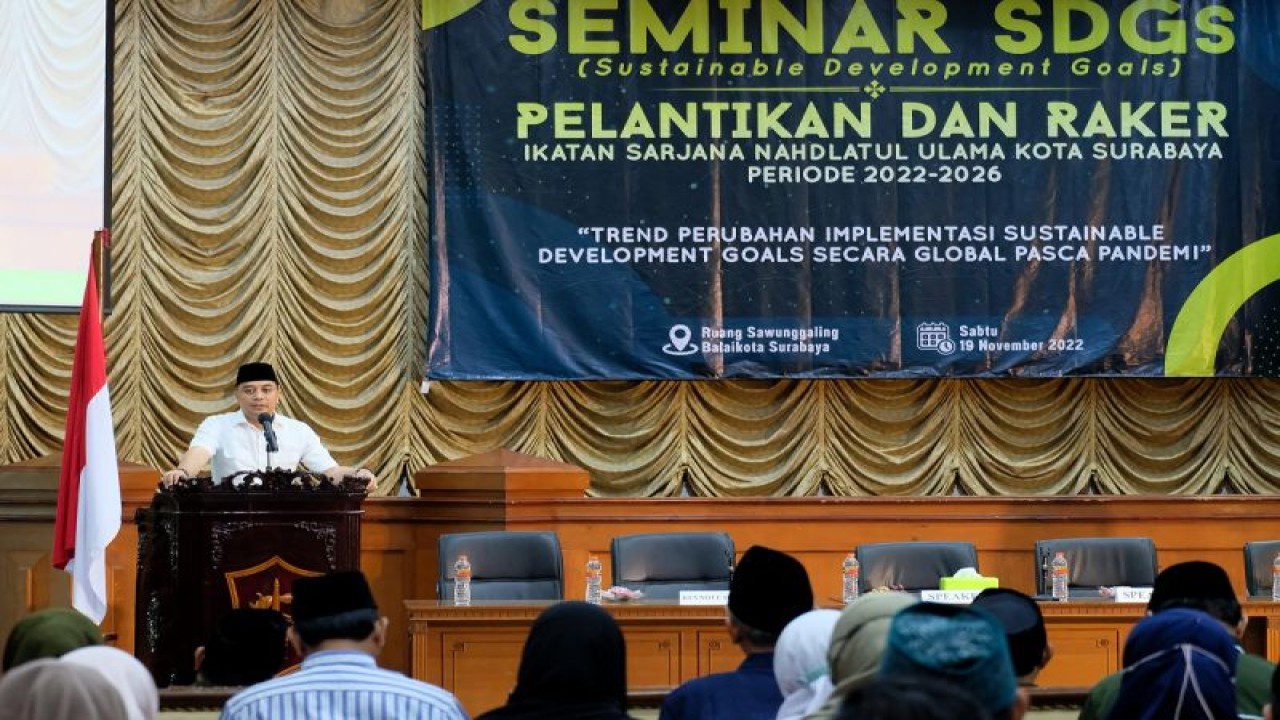 Wali Kota Surabaya Eri Cahyadi saat memberikan sambutan di acara rapat kerja dan pelantikan Pengurus Cabang (PC) ISNU Surabaya periode 2022-2026 di Kota Surabaya, Sabtu (19/11/2022). (ANTARA/HO-Diskominfo Surabaya)