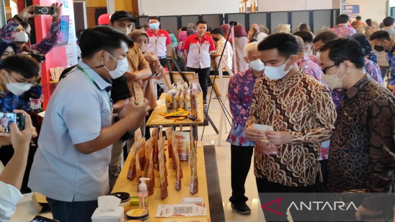 Wali Kota Surakarta melihat produk UMKM binaan JNE di Solo, Kamis (10/11/2022). ANTARA/Aris Wasita