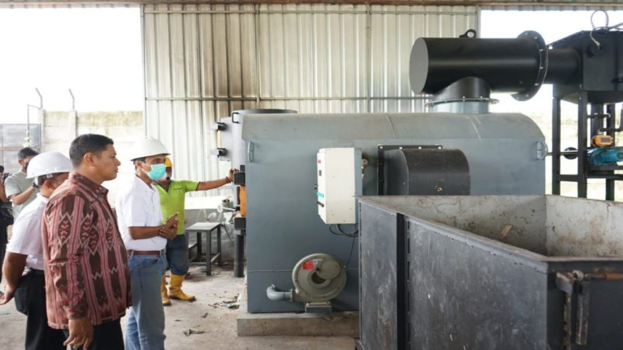 Wali Kota Kediri Abdullah Abu Bakar meninjau instalasi pengolah sampah domestik di TPS 3R Banjarmlati, Kota Kediri, Jawa Timur, Jumat (25/11/2022). ANTARA/HO-Kominfo Kota Kediri