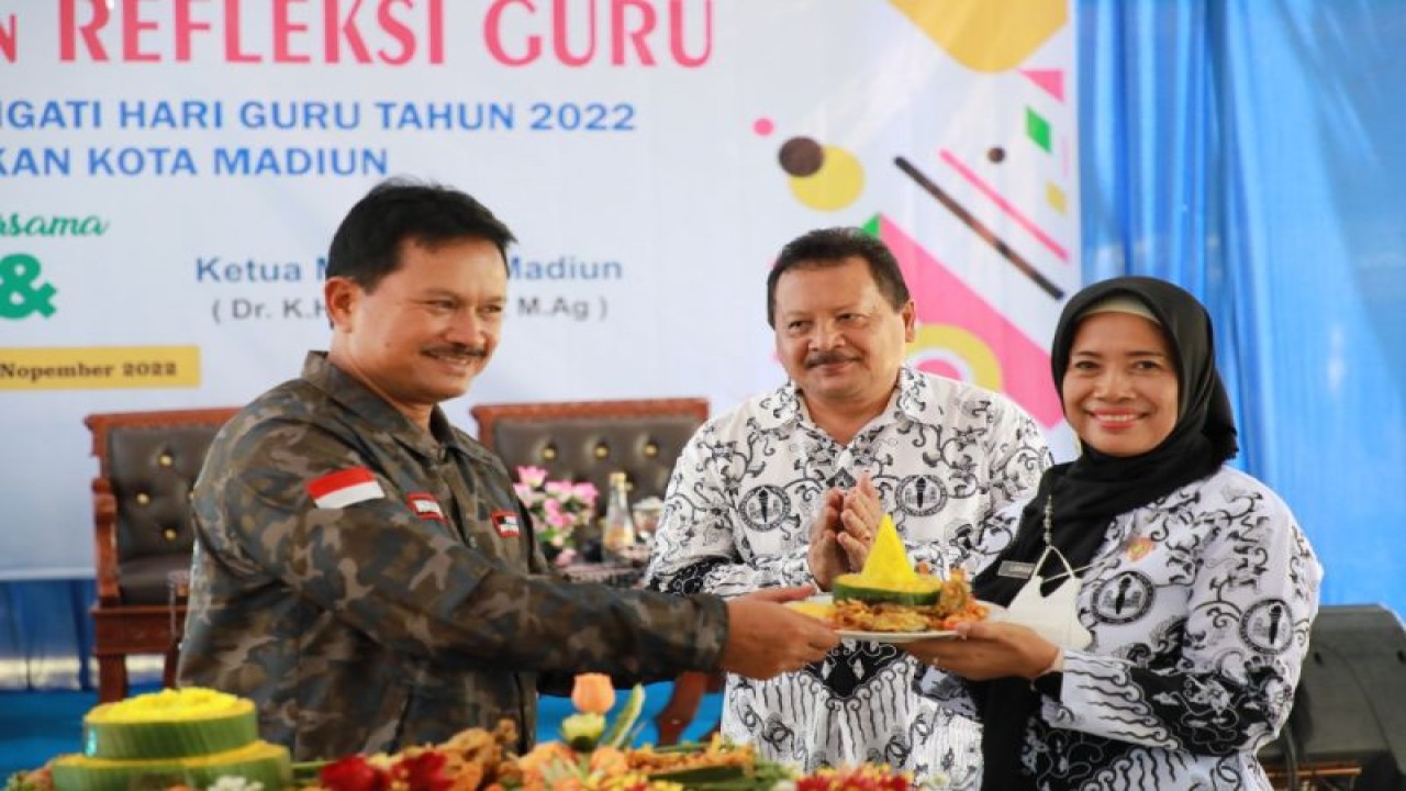 Ilustrasi - Wali Kota Madiun Maidi memotong tumpeng dan menyerahkan kepada Kepala Dinas Pendidikan Kota Madiun Lismawati di acara tasyakuran dan motivasi kepada guru dalam rangka Hari Guru Nasional yang diperingati setiap tanggal 25 November di Kantor Dinas Pendidikan setempat, Jumat (25/11/2022). (ANTARA/HO-Diskominfo Kota Madiun)