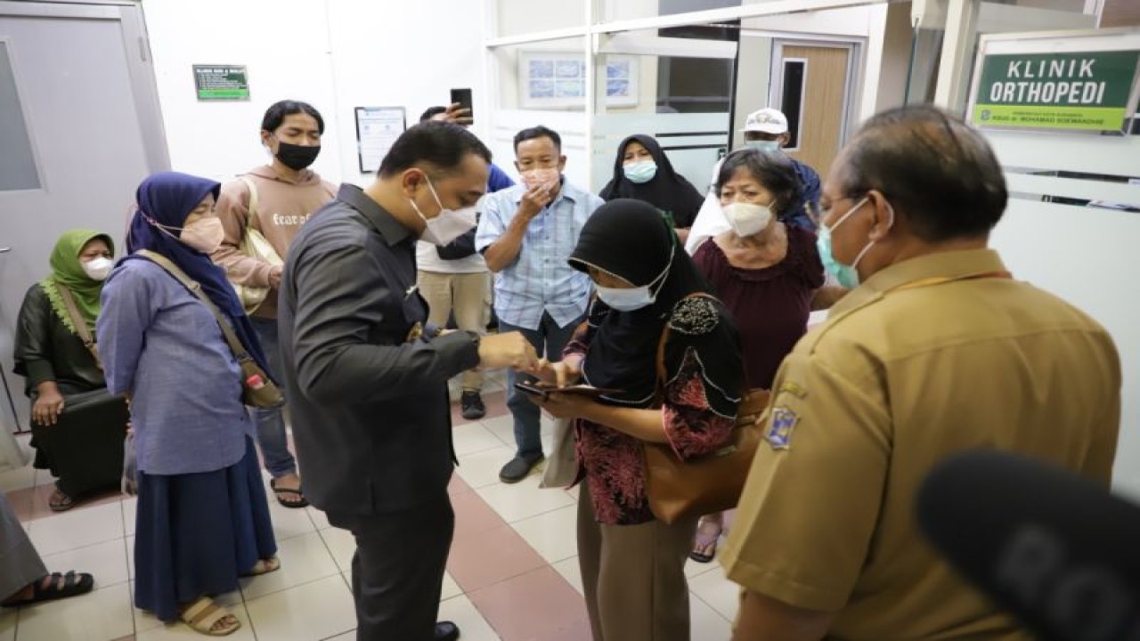 Wali Kota Surabaya Eri Cahyadi saat ngobrol dengan warga saat inspeksi di RSUD Soewandhie, Kota Surabaya, Senin (28/11/2022). (ANTARA/HO-Diskominfo Surabaya)
