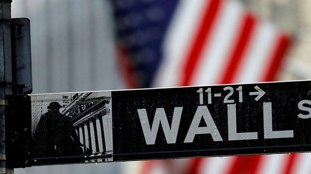 FILE PHOTO: Raindrops hang on a sign for Wall Street outside the New York Stock Exchange in Manhattan in New York City, New York, U.S., October 26, 2020. REUTERS/Mike Segar/File Photo/File Photo (REUTERS/MIKE SEGAR)