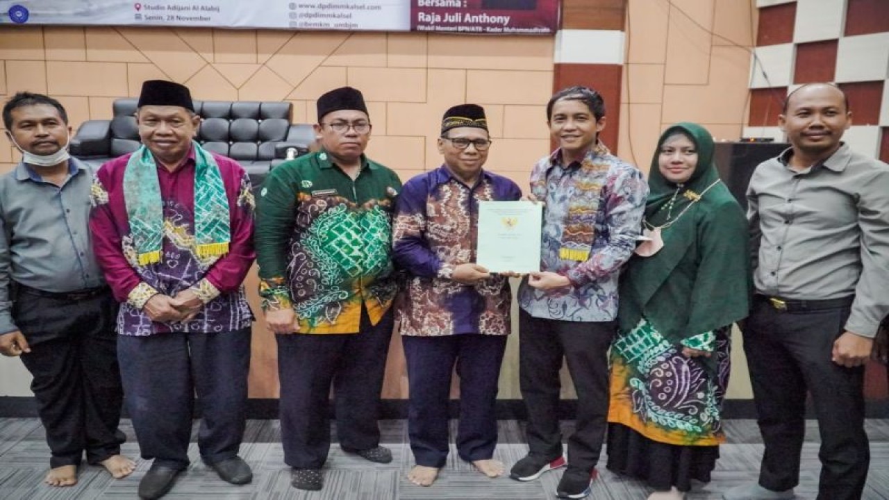 Wakil Menteri Agraria dan Tata Ruang/Badan Pertanahan Nasional (ATR/BPN) Raja Juli Antoni menyerahkan sertifikat tanah SD Muhammadiyah 9 Banjarmasin. ANTARA/HO-ATR BPN