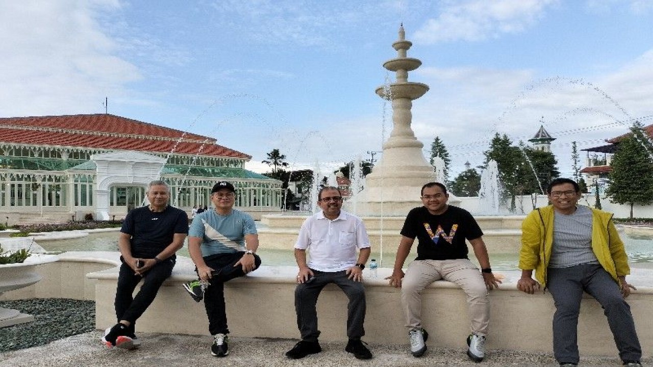 Wakil Menteri BUMN II Kartika Wirjoatmodjo (kedua dari kiri) didampingi Deputi Bidang Sumber Daya Manusia BUMN, Teknologi dan Informasi Kementerian BUMN Tedi Bharata (kedua dari kanan) mengunjungi Taman Pracima di Pura Mangkunegaran, Solo, Jawa Tengah pada Senin (28/11/2022). ANTARA/Aji Cakti