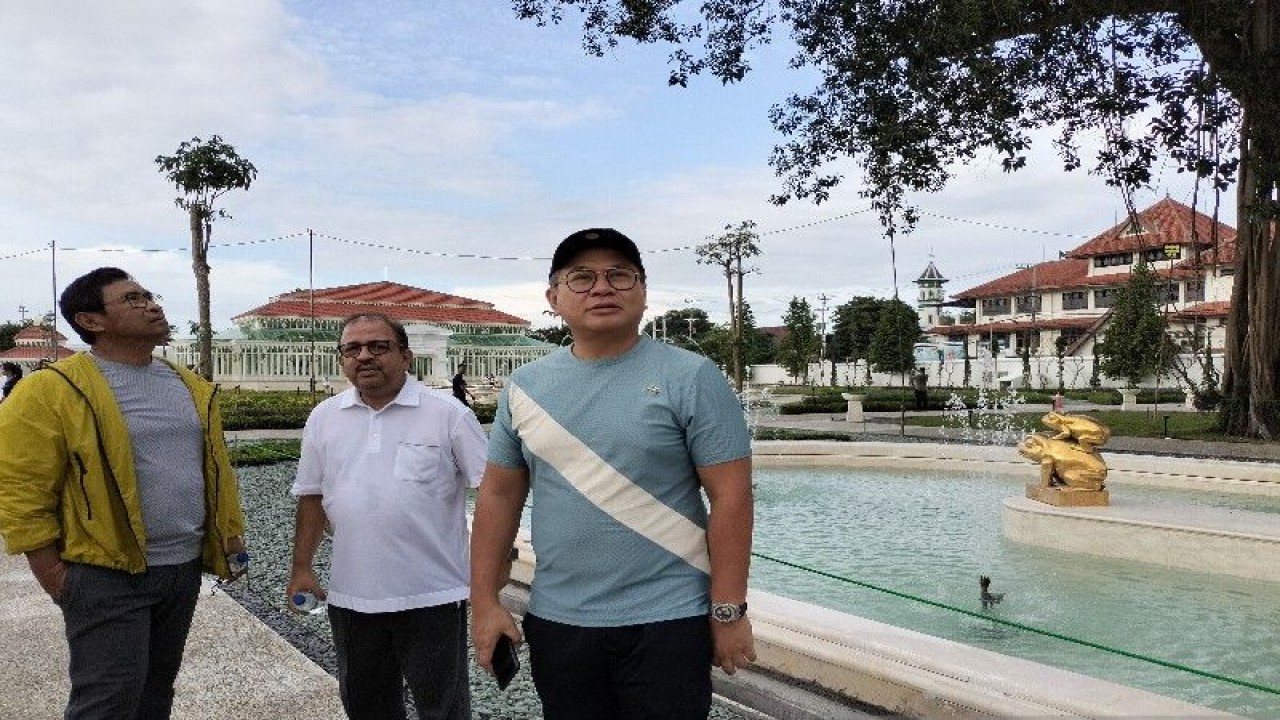 Wakil Menteri BUMN II Kartika Wirjoatmodjo (kanan) mengunjungi Taman Pracima di Kawasan Pura Mangkunegaran, Solo, Jawa Tengah pada Senin (28/11/2022). ANTARA/Aji Cakti