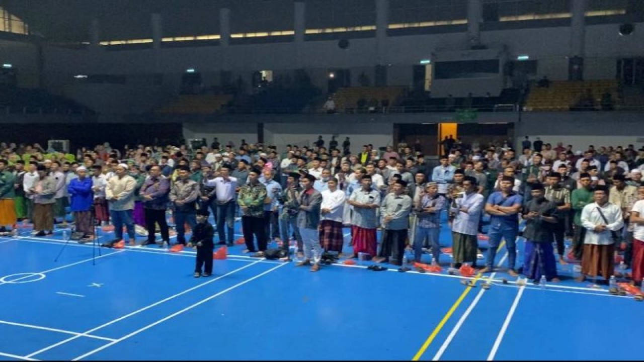 Warga Nahdlatul Ulama (NU) di Malaysia menghadiri peringatan Maulid Nabi Muhammad SAW bersama Ketua Lembaga Dakwah (LDNU) KH Abdullah Syamsul Arifin atau Gus Aab di Stadion Nasional Sport Complex Panasonic Shah Alam, Malaysia, Minggu (13/11/2022). (ANTARA/HO-PCINU Malaysia)