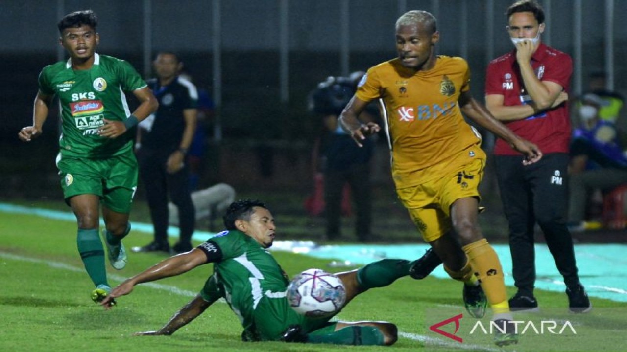 Arsip - Pesepak bola Bhayangkara FC Ruben Sanadi (kanan) dihadang pesepak bola PSS Sleman Bagus Nirwanto (tengah) saat pertandingan Liga 1 di Stadion Kompyang Sujana, Denpasar, Bali, Senin (7/3/2022). . ANTARA FOTO/Fikri Yusuf/hp.