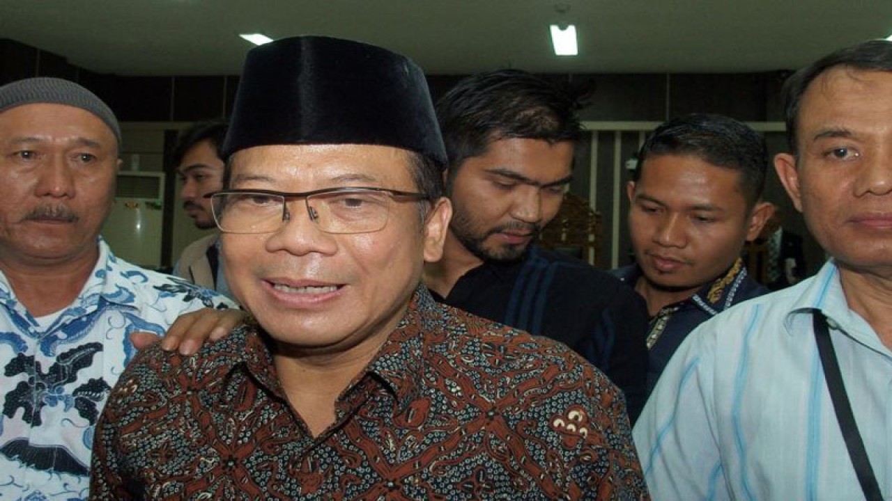 Wakil Ketua DPR Taufik Kurniawan (mengenakan peci) berjalan meninggalkan ruang sidang usai menjalani sidang dengan agenda pembacaan vonis di Pengadilan Tipikor Semarang, Jawa Tengah, Senin (25/7/2019). (ANTARA FOTO/R. Rekotomo/foc)