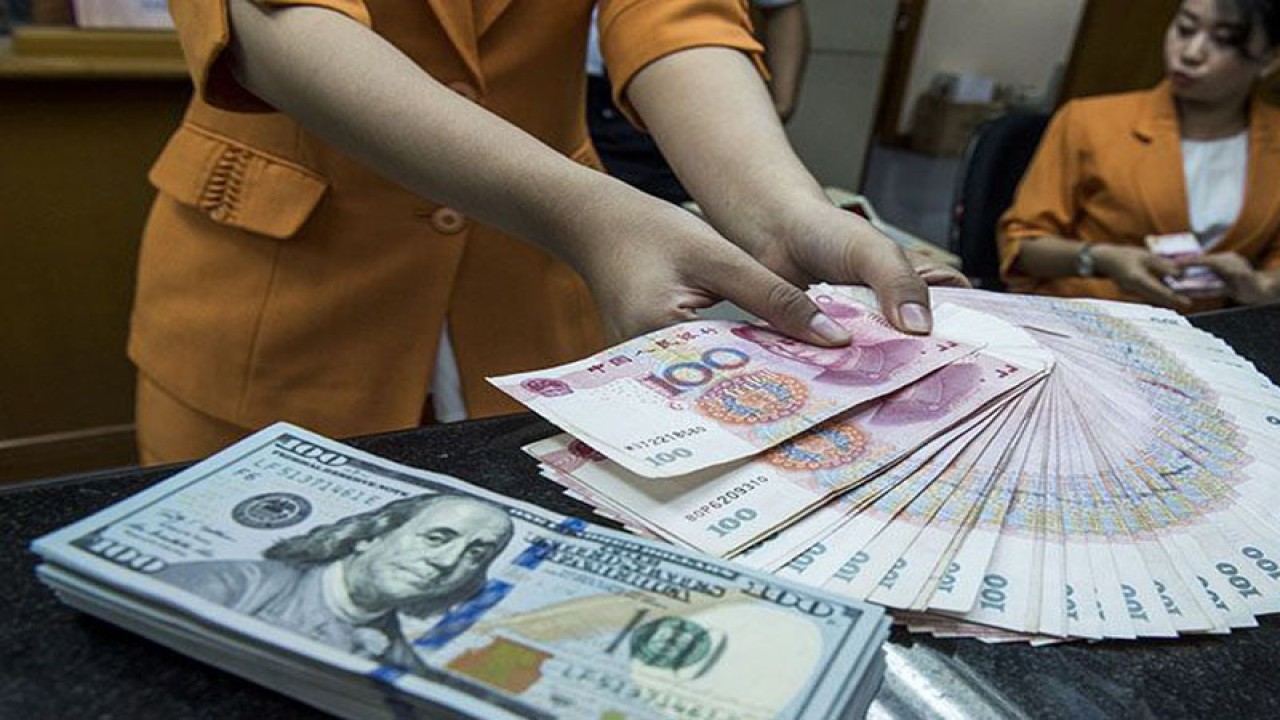 Ilustrasi: Karyawati menunjukkan mata uang Yuan di salah satu tempat penukaran valuta asing di Jakarta, Senin (30/11). Dana Moneter Internasional (IMF) secara resmi memasukan Yuan ke dalam special drawing rights (SDR) atau aset cadangan internasional sebagai mata uang elite dunia, menyusul dolar AS, euro, poundsterling Inggris, dan yen Jepang. ANTARA FOTO/M Agung Rajasa/aww.