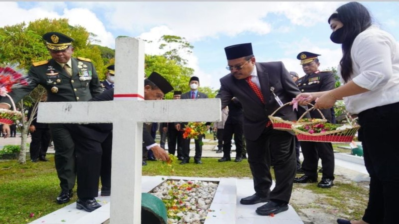 Ziarah dan tabur bunga di Taman Makam Pahlawan (TMP) Sanaman Lampang Palangka Raya, dalam Peringatan Hari Pahlawan 10 November 2022 tingkat provinsi. (ANTARA/HO-Diskominfosantik Kalteng)