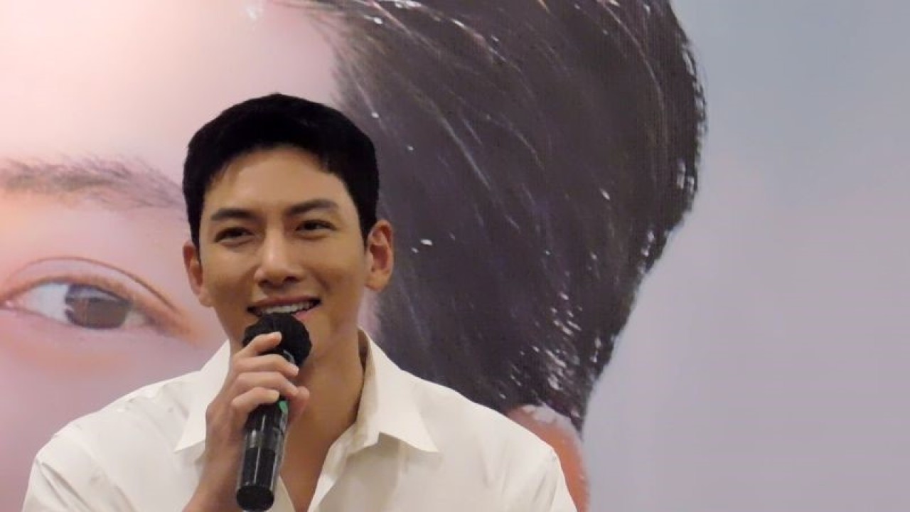 Aktor Ji Chang-wook dalam konferensi pers "2022 JI CHANG WOOK FAN MEETING 'Reach You' IN JAKARTA di mal Kota Kasablanka, Jumat (2/12/2022). (ANTARA/Lia Wanadriani Santosa)
