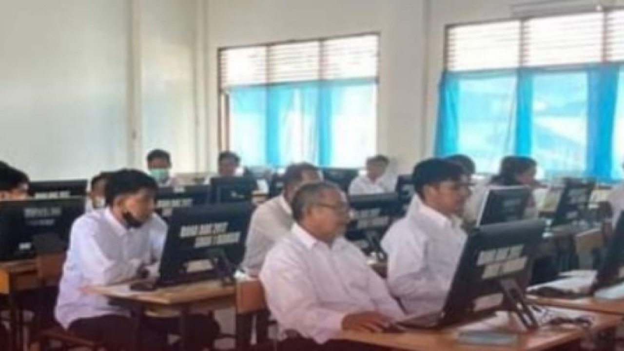 Calon badan Adhoc penyelenggara pemilu tingkat panitia pemilihan kecamatan mengikuti ujian menjadi anggota PPK pada 11 Kecamatan di Mamuju, Selasa (13/12/2022) ANTARA Foto/M Faisal Hanapi