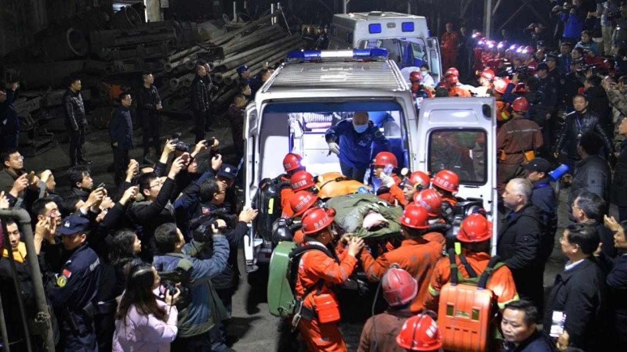 Arsip - Tim penyelamat memindahkan seorang korban selamat ke sebuah ambulans di tambang batubara Shanmushu milik Sichuan Coal Industry Group, menyusul kecelakaan banjir di tambang pada Sabtu, di Yibin, Provinsi Sichuan, China, Rabu (18/12/2019). ANTARA FOTO/China Daily via REUTERS/wsj/cfo