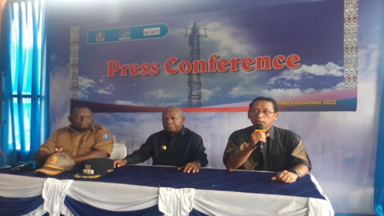 Kepala Project Management Office PT IBS Hariwibowo (kanan) saat memberikan keterangan setelah peresmian tower BTS di Kampung Yakonde, Distrik Waibu, Kabupaten Jayapura, Papua, Senin (5/12/2022) (ANTARA/Ardiles Leloltery)