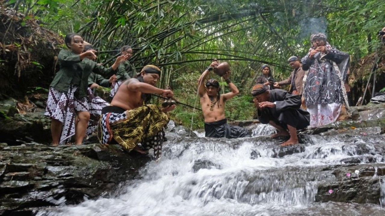 Arsip Foto. Seniman bersama sesepuh adat melaksanakan ritual Tapak Jaran Sembrani di Sungai Gendu, Desa Warangan, Magelang, Jawa Tengah, Minggu (27/11/2022). Tradisi turun temurun tersebut dilakukan untuk menjaga mata air Tapak Jaran Sembrani. (ANTARA FOTO/ANIS EFIZUDIN)