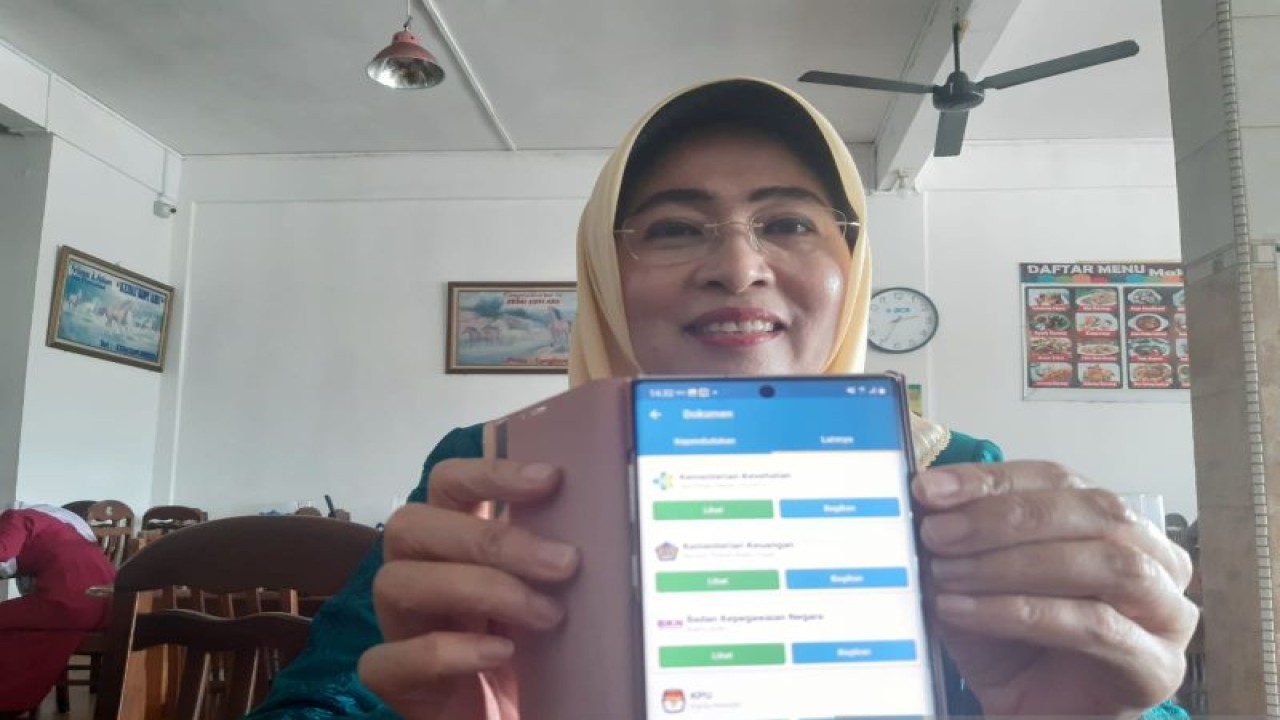 Kepala Dinas Pemberdayaan Masyarakat dan Desa, Kependudukan dan Pencatatan Sipil Kepri Misni menunjukkan aplikasi identitas kependudukan digital (Nikolas Panama)