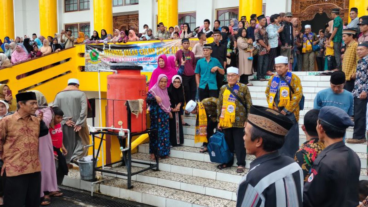 Suasana acara pelepasan 50 warga yang hendak menunaikan umrah ke Tanah Suci dengan fasilitas dari pemerintah daerah di Kabupaten Rejang Lebong, Provinsi Bengkulu, Selasa, (6/12/2022). ANTARA/Nur Muhamad