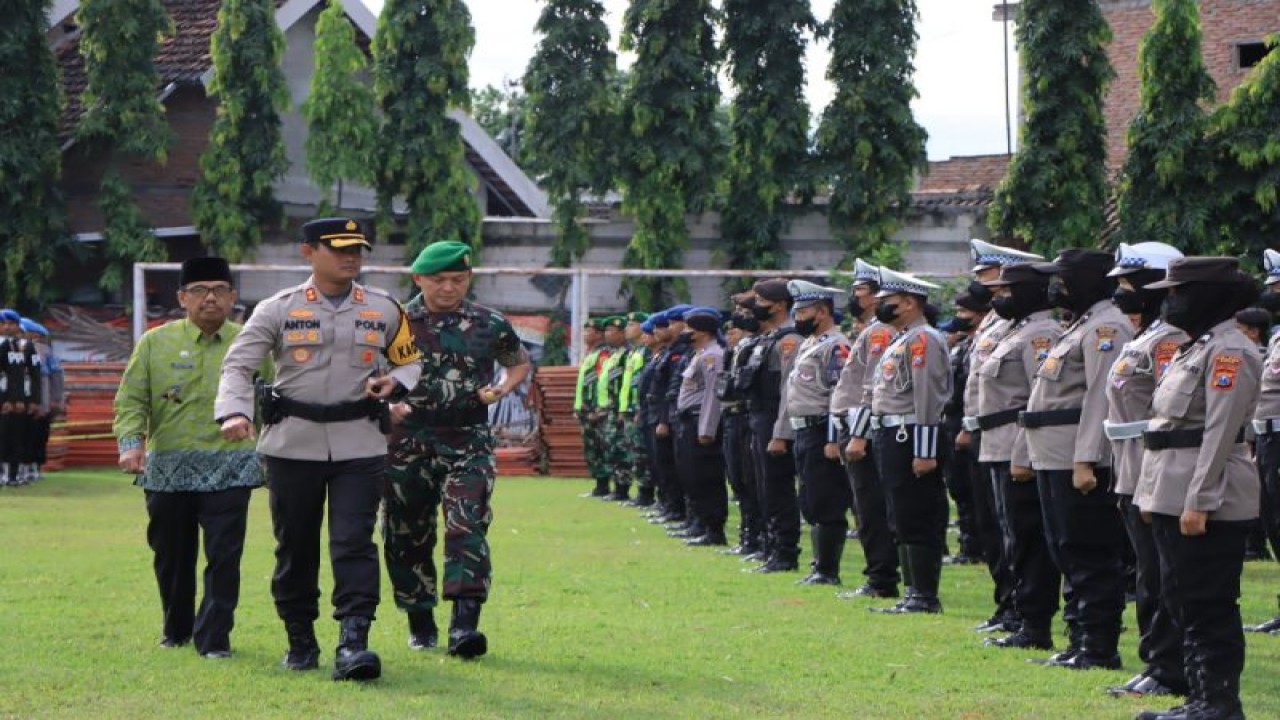 Kapolres Madiun AKBP Anton Prasetyo memimpin apel gelar kesiapan pasukan dalam rangka Operasi Lilin Semeru 2022 di Mapolres Madiun, Kamis (22/12/2022). ANTARA/HO-Humas Polres Madiun