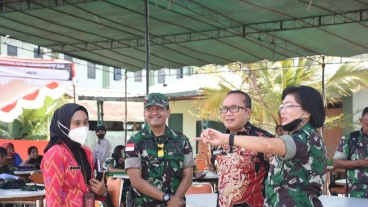 Wakil Bupati Kubu Raya Sujiwo meninjau pelaskanaan kegiatan Shooting Championship resmi dimulai, hari ini, di lapangan tembak Kodam XII Tanjungpura. ANTARA/Rendra Oxtora