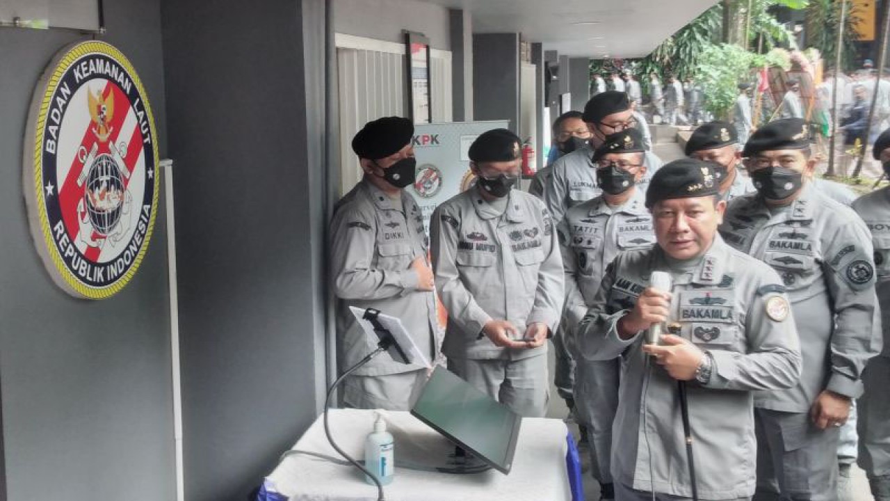 Kepala Badan Keamanan Laut, Laksamana Madya TNI Aan Kurnia, meresmikan ruang layanan pengaduan di Markas Besar Badan Keamanan Laut, Jakarta, Kamis (29/12/2022). ANTARA/Fauzi Lamboka