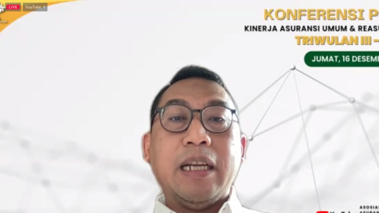 Direktur Eksekutif AAUI Bern Dwyanto dalam Konferensi Pers Data Triwulan III 2022 yang dipantau secara daring di Jakarta, Jumat (16/12/2022). ANTARA/Agatha Olivia Victoria