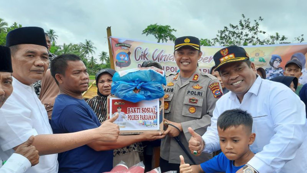 Kapolres Pariaman, Sumbar, AKBP Abdul Azis memberikan bantuan kepada korban angin puting beliung di Nagari Pilubang, Kecamatan Sungai Limau, Kabupaten Padang Pariaman. ANTARA/Aadiaat M. S.
