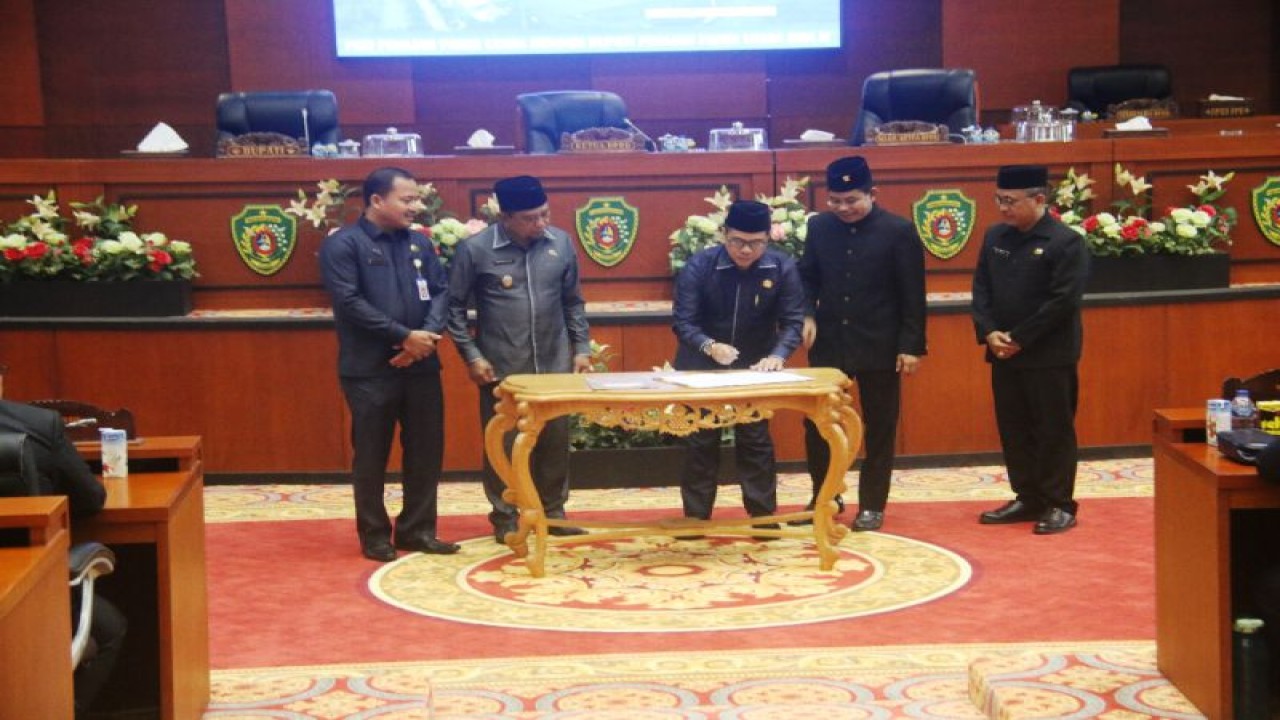 Penandatanganan hasil paripurna pengumuman pemberhentian Bupati Abdul Gafur Mas'ud, sekaligus pengumuman pengangkatan Wakil Bupati Hamdam Pongrewa menjadi Bupati Penajam Paser Utara, Rabu (7/12/2022). ANTARA/HO