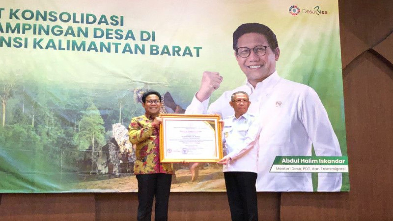 Menteri Desa Pembangunan Daerah Tertinggal dan Transmigrasi (PDTT) RI Abdul Halim Iskandar menyerahkan tanda apresiasi kepada Gubernur Kalimantan Barat Sutarmidji yang dinilai berhasil menjadi kontributor capaian terbesar Desa Mandiri di Indonesia. (ANTARA/Sucia Lucinda)