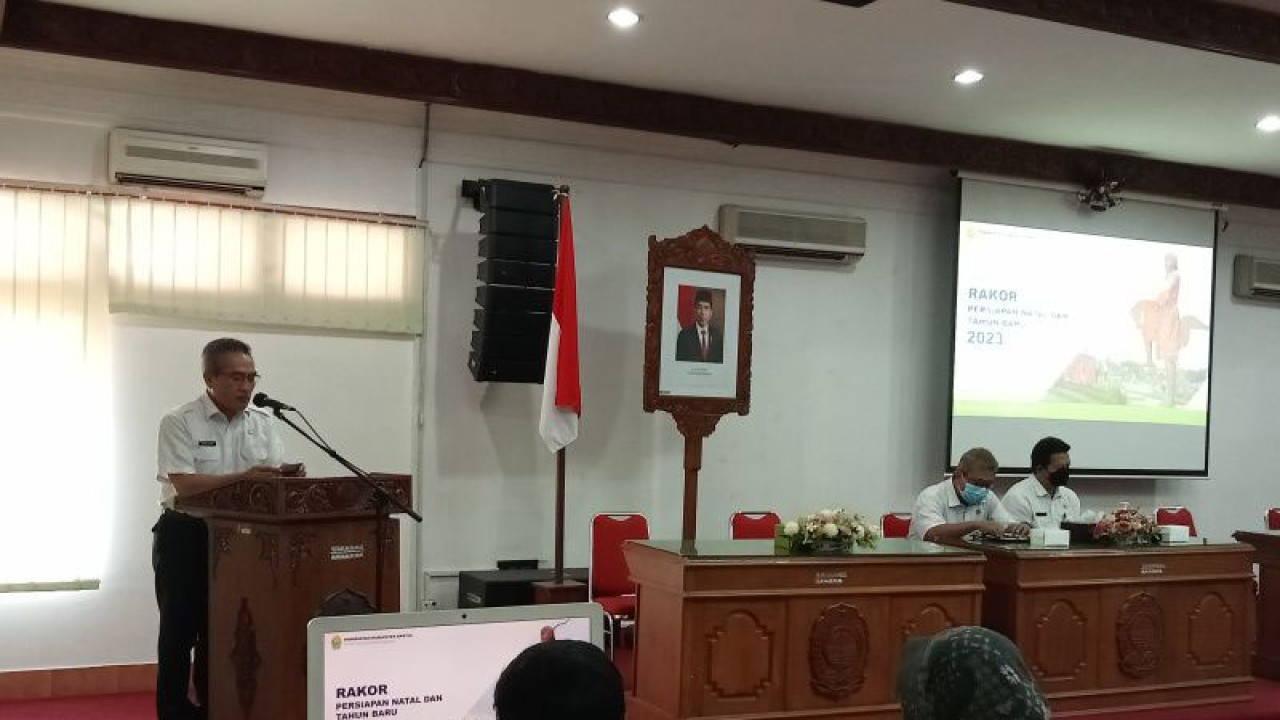 Bupati Bantul Abdul Halim Muslih saat memimpin Rakor menyambut Natal dan Tahun Baru di Kabupaten Bantul, DIY, Rabu (21/12/2022). (ANTARA/Hery Sidik)