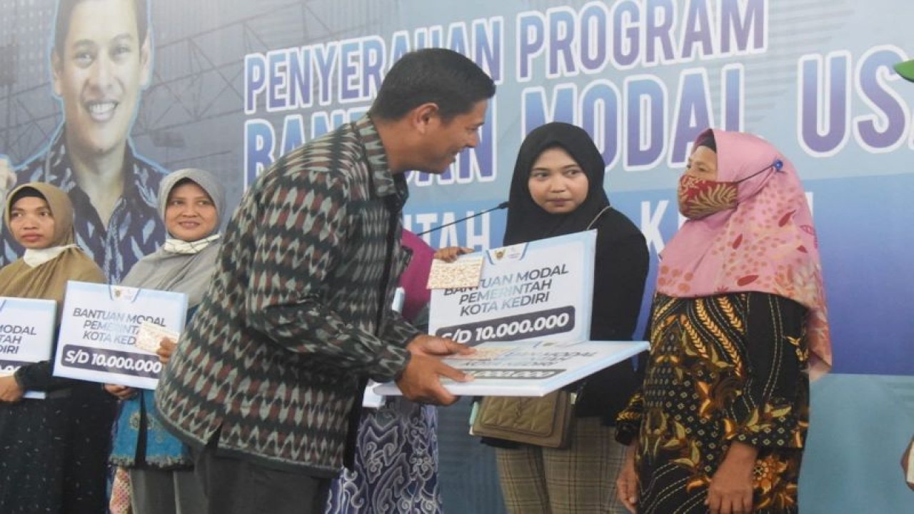 Wali Kota Kediri Abdullah Abu Bakar menyerahkan bantuan modal usaha secara simbolis di Kediri, Jawa Timur. ANTARA/ HO-Kominfo Kota Kediri