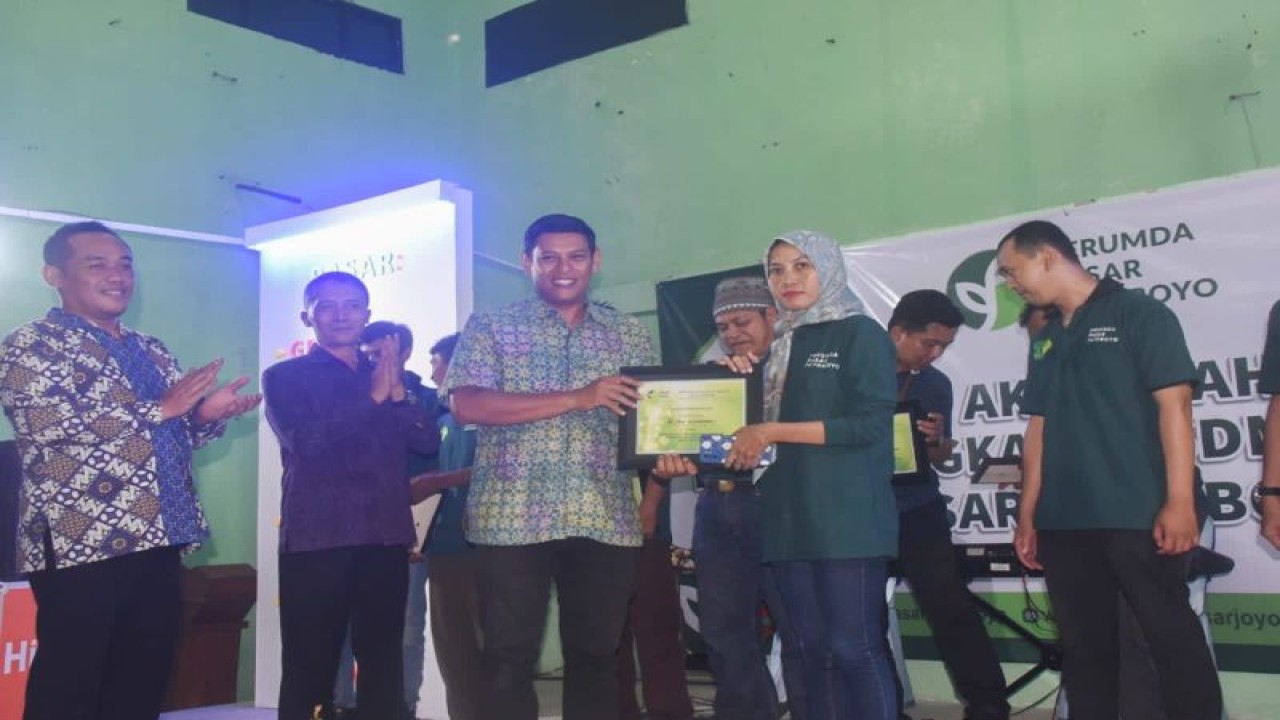 Wali Kota Kediri Abdullah Abu Bakar menyerahkan hadiah kepada pegawai di Kediri, Jawa Timur. ANTARA/HO-Pemkot Kediri