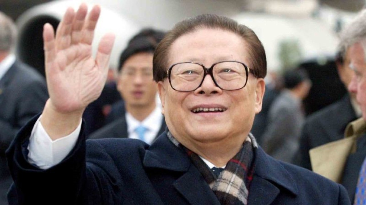 FOTO ARSIP: Presiden China Jiang Zemin melambaikan tangan ke arah warga sebelum bertolak ke Houston dari Bandara Internasional O'Hare, Chicago, Illinois, Amerika Serikat, 23 Oktober 2002. Presiden China Jiang Zemin (1993-2003) meninggal dunia Rabu (30/11/2022) sekira pukul 12.13 waktu setempat di Shanghai akibat leukimia dan kegagalan multi-organ tubuh dalam usia 96 tahun. ANTARA FOTO/Scott Olson/Pool via REUTERS//Foto Arsip/wsj.