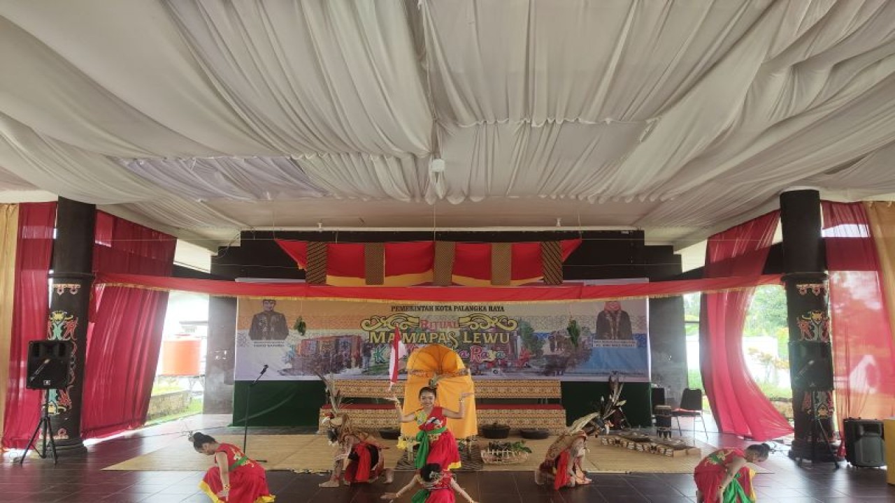 Acara pembukaan upacara ritual Ma'mapas Lewu di Kota Palangka Raya, Provinsi Kalimantan Tengah, Selasa (13/12/2022). (ANTARA/Rendhik Andika)