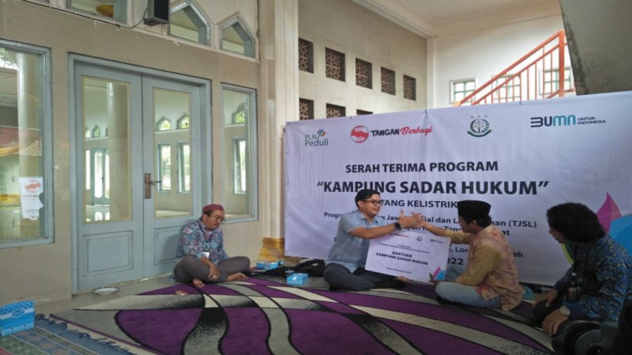 Acara serah terima bantuan PLN Praya kepada Kades Jago, Deni Wirawan pada program kampung sadar hukum kelistrikan (ANTARA/Akhyar)