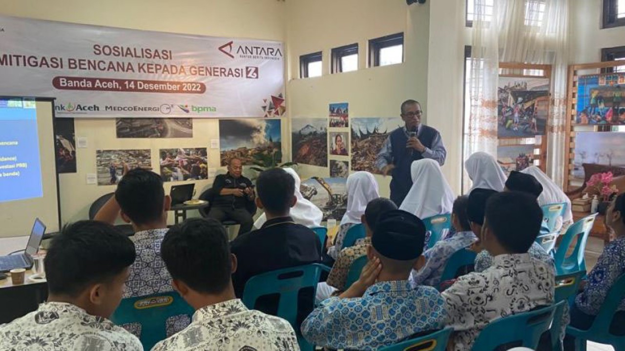 Pakar kebencanaan Universitas Syiah Kuala (USK) Banda Aceh Dr Teuku Alvinsyahrin memberi materi sosialisasi mitigasi bencana bagi siswa SMP di Kantor Perum LKBN ANTARA Biro Aceh di Banda Aceh, Rabu (14/12/2022). (ANTARA/Khalis Surry)