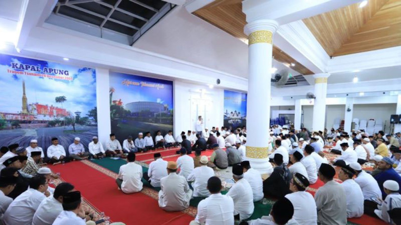 Segenap pegawai di lingkungan Pemko Banda Aceh dan masyarakat menggelar zikir dan doa bersama 18 tahun tsunami Aceh, di Banda Aceh, Jumat (23/12/2022). (ANTARA/HO/Humas Pemko Banda Aceh)