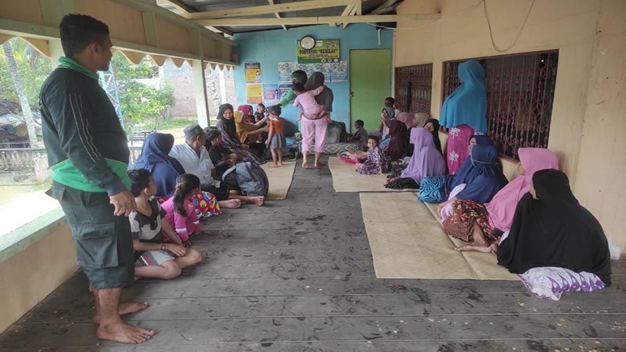 Warga mengungsi akibat banjir di Kabupaten Aceh Utara, Kamis (22/12/2022). ANTARA/HO/BPBA