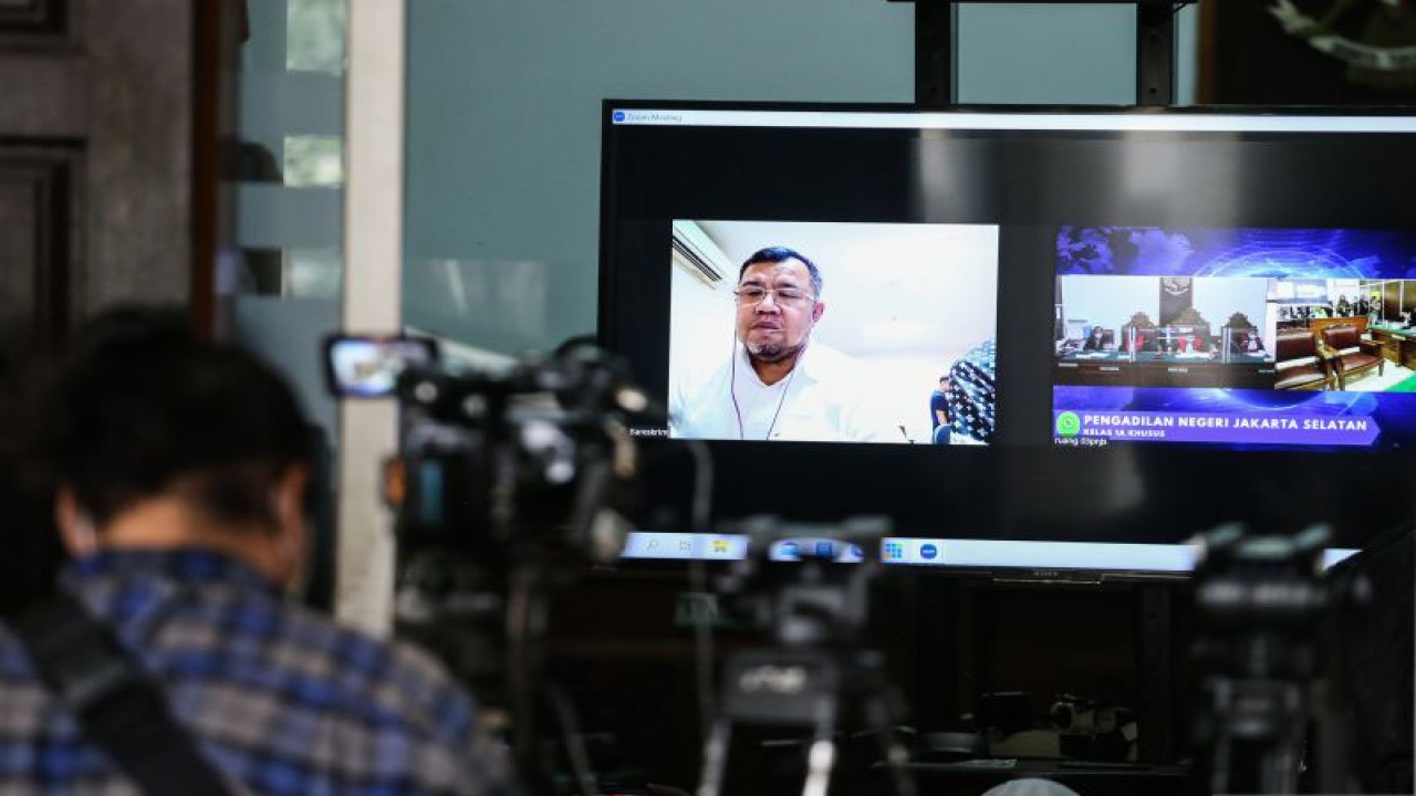 Arsif foto - Terdakwa mantan Presiden Aksi Cepat Tanggap (ACT) Ahyudin (dalam layar) mendengarkan pembacaan dakwaan saat menjalani sidang perdana secara virtual di Pengadilan Negeri Jakarta Selatan, Jakarta, Selasa (15/11/2022). . ANTARA FOTO/Asprilla Dwi Adha/tom