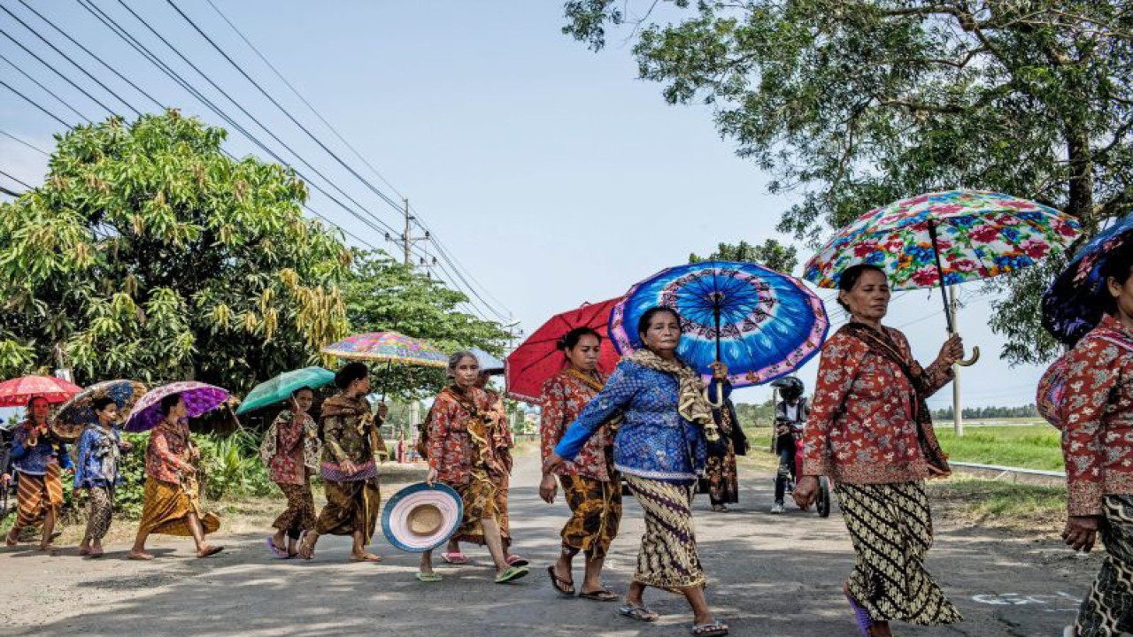 Ibu-ibu kaum adat Bonokeling melakukan prosesi jalan kaki menuju rumah adat mereka, dengan melintasi Desa Kesugihan, di Kecamatan Kesugihan, Cilacap, Jateng, Kamis (25/04/2019). Menyambut bulan puasa, kaum adat Bonokeling melakukan ritual 'Unggahan', yaitu prosesi bersih makam leluhur dan berkumpul di rumah adat untuk berdoa bersama, yang diawali dengan berjalan kaki dari rumah menggunakan pakaian adat masing-masing desa. ANTARA FOTO/Idhad Zakaria/ama. (ANTARA FOTO/IDHAD ZAKARIA)