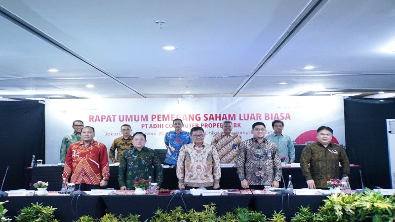 Jajaran Direksi PT Adhi Commuter Properti Tbk. (ADCP) hasil Rapat Umum Pemegang Saham Luar Biasa (RUPSLB) yang digelar di Jakarta, Jumat (2/12/2022). (Antara/HO/ADCP)