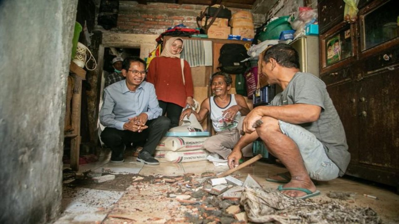 Ketua DPRD Surabaya Adi Sutarwijono saat meninjau pembangunan jamban di rumah Warsito, warga Pacar Kembang, Tambaksari, Kota Surabaya, Jumat (16/12/2022). (ANTARA/HO-Diskominfo Surabaya)