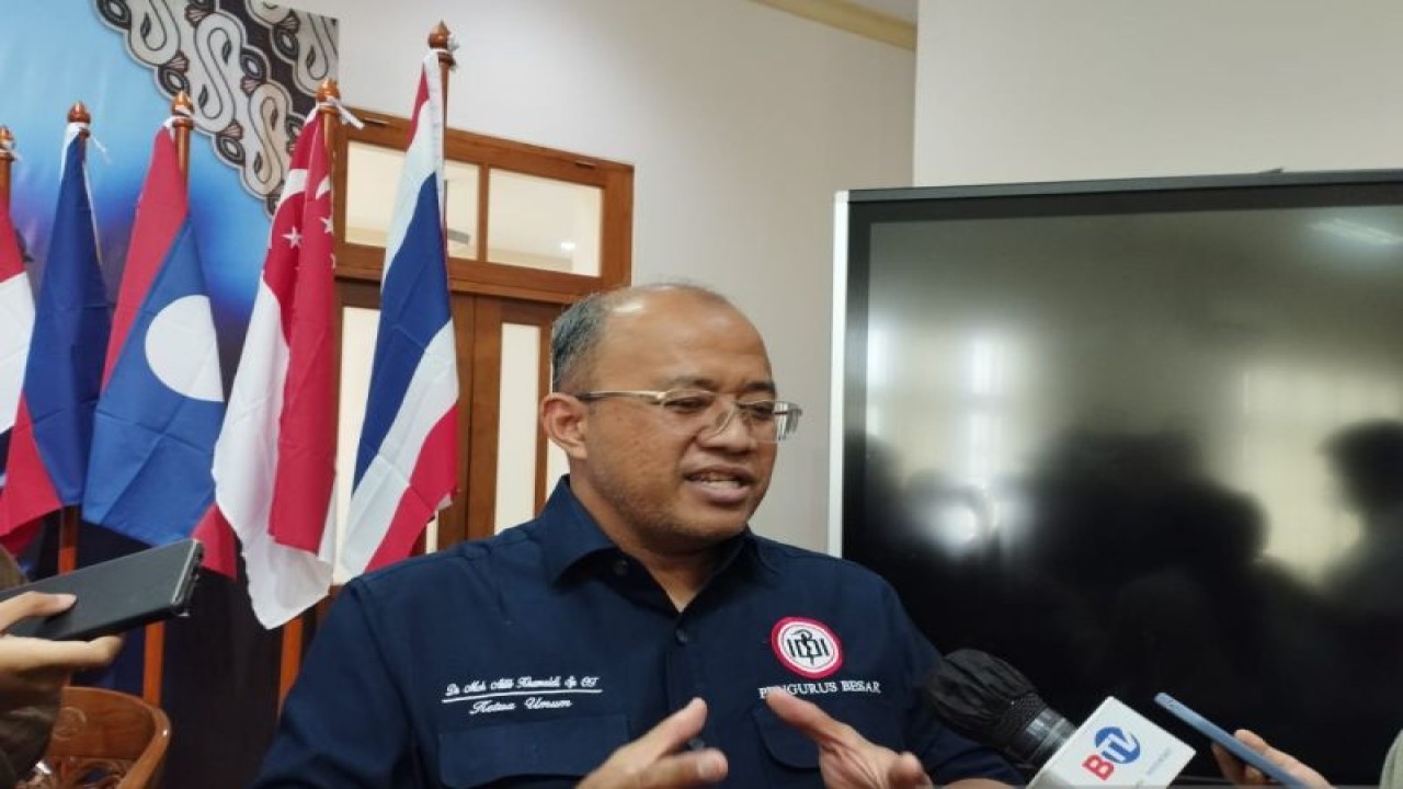 Ketua Umum Pengurus Besar Ikatan Dokter Indonesia (PB IDI) Adib Khumaidi saat "media briefing" di gedung kesekretariatan IDI, Jakarta, Selasa (13/12/2022). (ANTARA/Rizka Khaerunnisa)