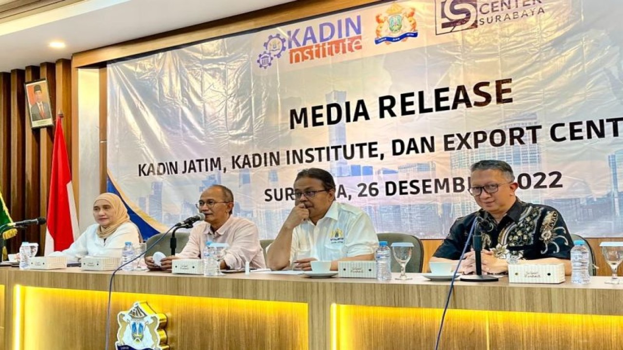 Ketua Kadin Jawi Timur Adik Dwi Putranto (tengah) saat jumpa pers di Surabaya, Senin (26/12/2022). ANTARA/HO-Kadin Jatim.