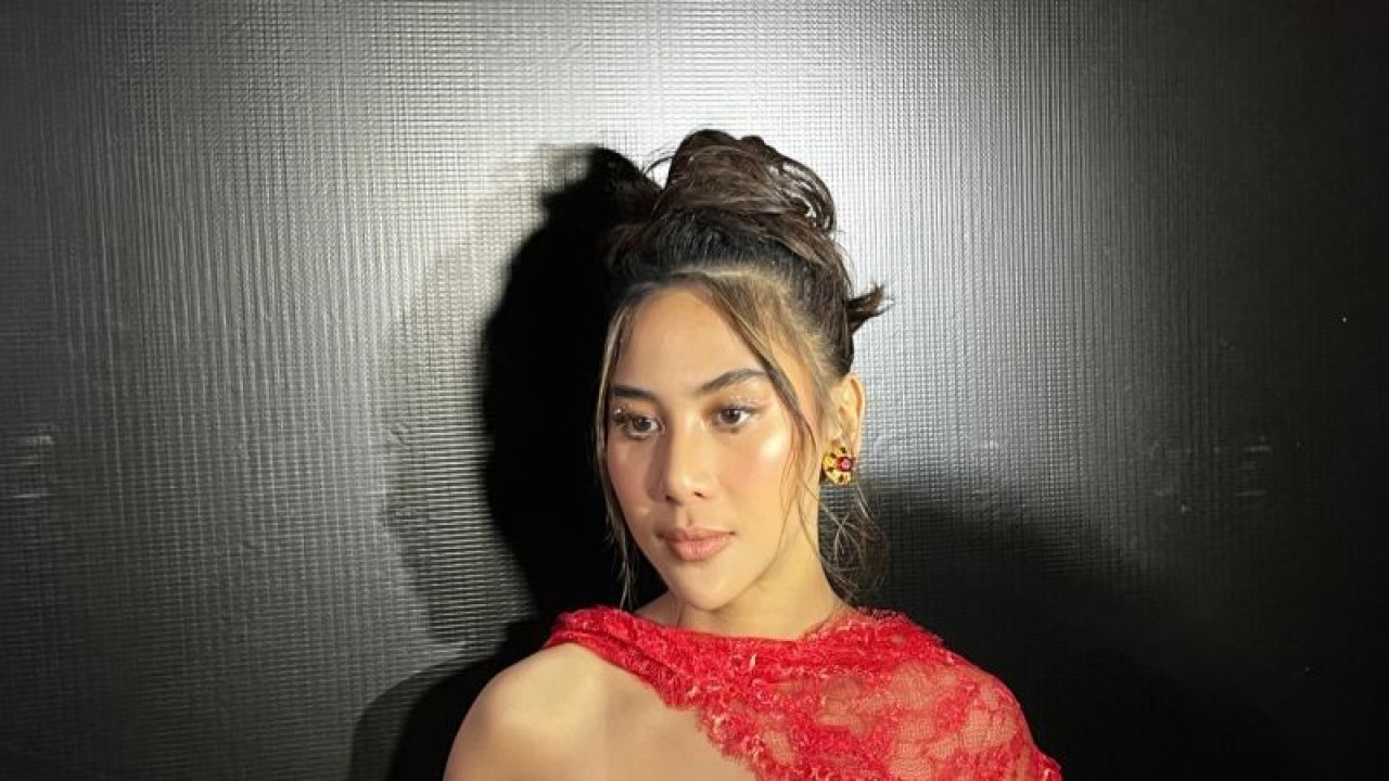 Aktris Adinda Thomas saat dijumpai usai gala premiere dan jumpa pers film "KKN di Desa Penari: Luwih Dowo, Luwih Medeni" di Jakarta, Rabu (28/12/2022). (ANTARA/Arnidhya Nur Zhafira)