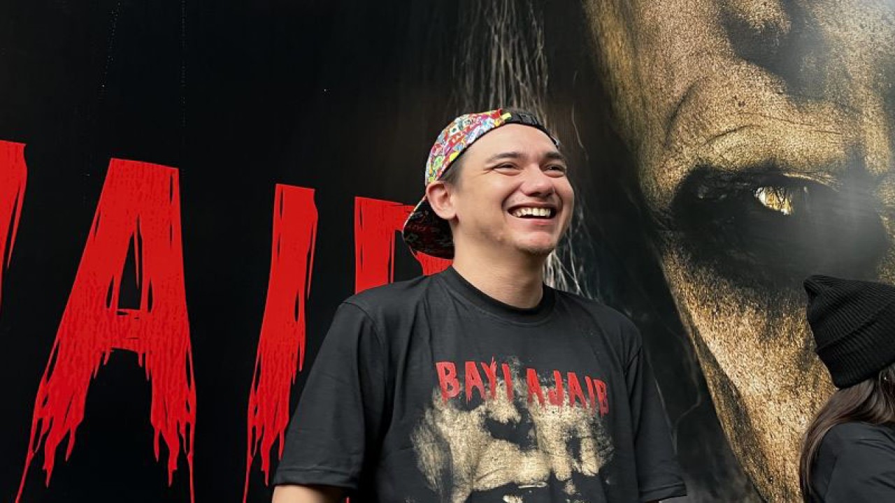 Aktor Adipati Dolken saat dijumpai usai melakukan konferensi pers “Bayi Ajaib” di Jakarta, Rabu (21/12/2022). (ANTARA/Arnidhya Nur Zhafira)