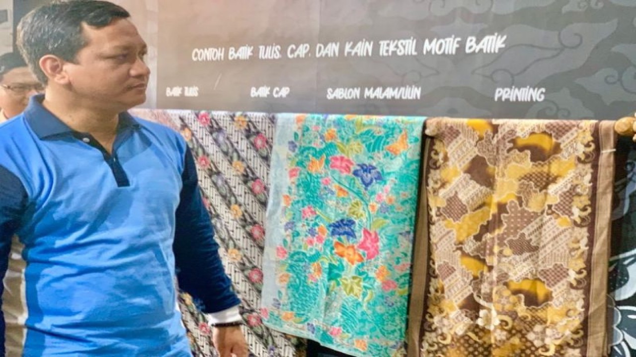 Wali Kota Pekalongan Afzan Arslan Djunaid sedang melihat sejumlah koleksi batik di Museum Batik Pekalongan. (ANTARA/HO-Humas Kota Pekalongan)