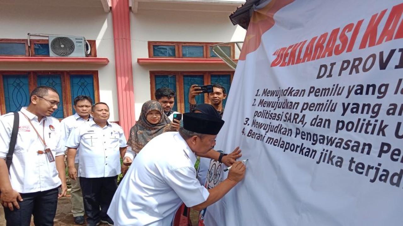 Bupati Agam Andri Warman menandatangani deklarasi kampung pengawasan. (ANTARA/yusrizal)