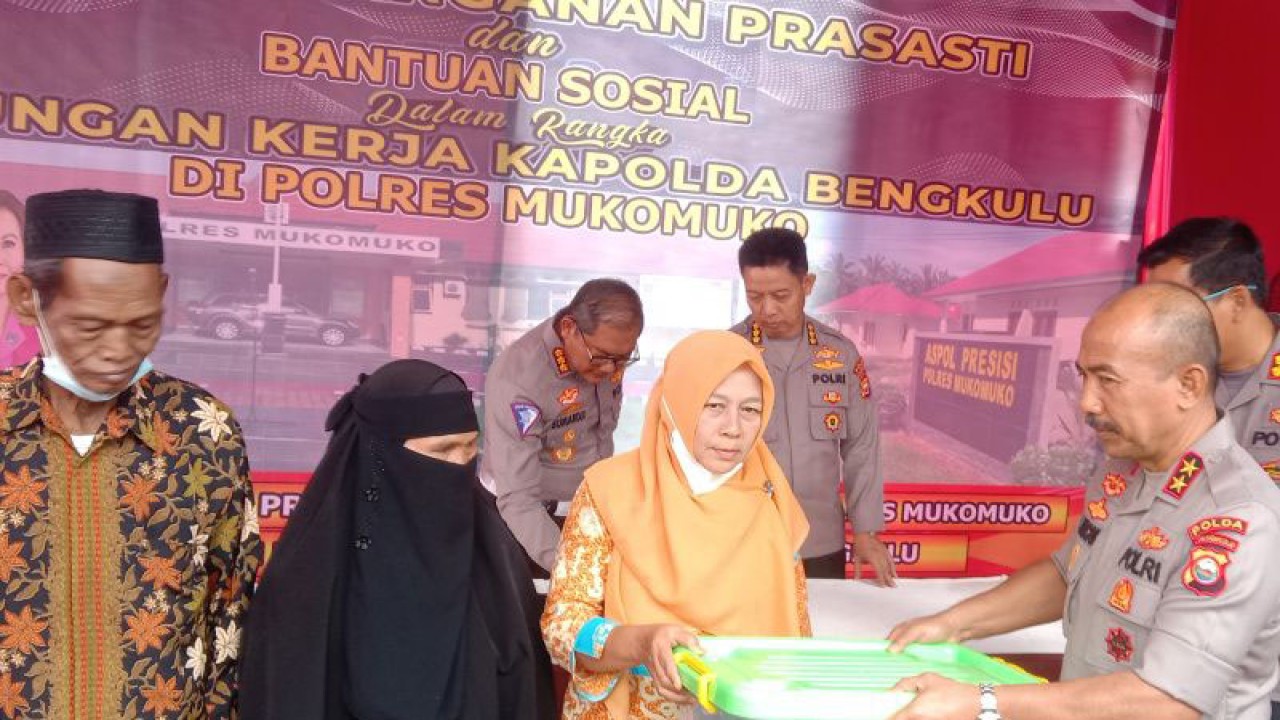 Kepala Kepolisian Daerah Bengkulu Irjen Pol Agung Wicaksono menyerahkan bantuan kepada warga kurang mampu yang menjadi korban bencana alam, Rabu (7/12/2022). ANTARA/Ferri